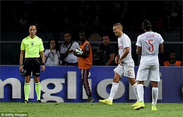 Trung vệ người Serbia thậm chí còn khiến Nerazzurri chịu 2 quả phạt đền từ những pha phạm lỗi của anh