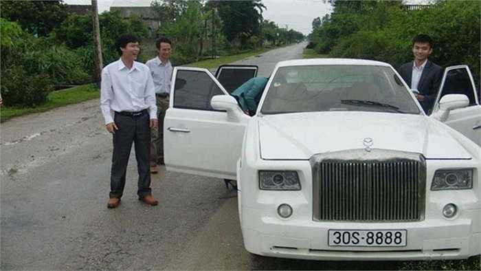 Hồi tháng 2/2013, giới truyền thông cũng như những người đam mê xe trong nước đã không khỏi ngỡ ngàng trước một chiếc Phantom tự chế của một nhóm bạn trẻ tại Thanh Hóa. Sự nổi tiếng của mẫu Phantom tự chế này ngay lập tức đã được lan truyền trên một số trang tin nước ngoài.