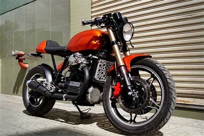 Honda CX650 độ café racer của kỹ sư dầu khí. Chuyên trang về xe Autoevolution đã có một bài viết về mẫu xe độ theo phong cách café racer của anh TrungNT, một kỹ sư dầu khí đam mê xe cộ.