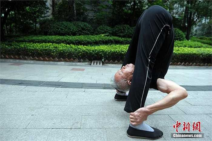 Một người đàn ông 63 tuổi đã bày tỏ niềm đam mê bộ môn Yoga của mình theo một cách hết sức lạ.