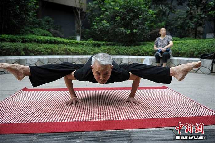 Hình ảnh ông Lei Changgen đang trình diễn kỹ năng Yoga của mình ngay tại một quảng trường sầm uất ở tỉnh Giang Tây, Trung Quốc.