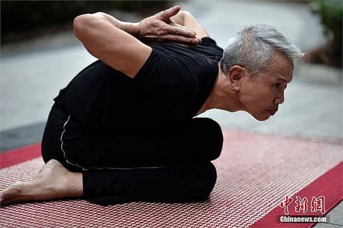 Ngoài ra, bệnh tim mạch vốn là nguyên nhân hàng đầu gây tử vong và tàn tật ở người cao tuổi. Yoga được đánh giá là bài tập an toàn hiệu quả giúp giảm huyết áp, điều hòa nhịp tim thông qua các kỹ thuật thở, thư giãn, xoa bóp và ấn huyệt. 