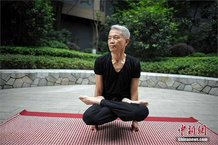 Những màn biểu diễn đầy hấp dẫn của người đàn ông lớn tuổi này đã thu hút đông đúc người xem.