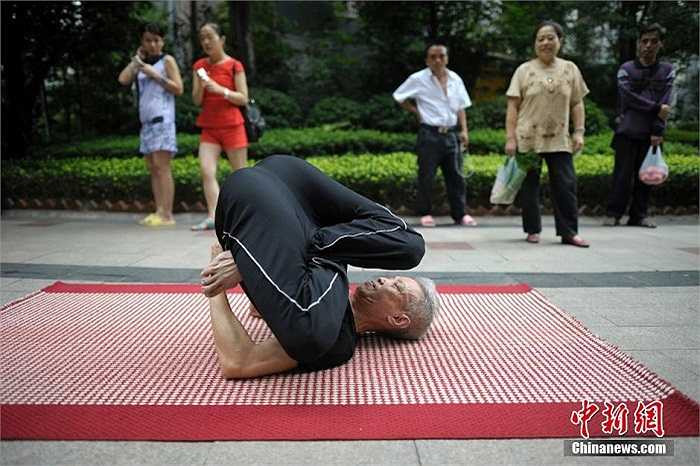 Các kỹ năng Yoga của cụ hết sức thành thục, không mấy ai có thể làm theo được.