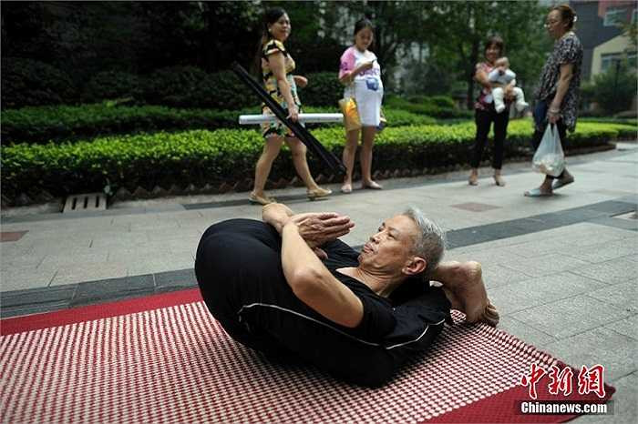 Theo Tạp chí Yoga của Mỹ, Yoga là bài tập phù hợp với sức khỏe của người cao tuổi, mang lại rất nhiều lợi ích. 