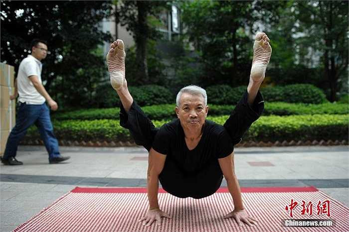 Tập thở là yếu tố chính của Yoga, điều này vô cùng quan trọng đối với người cao tuổi bởi vì tuổi càng cao thì cơ bắp nói chung và cơ hô hấp ở ngực nói riêng bị yếu, phổi càng bị xơ hóa, ít co giãn. 