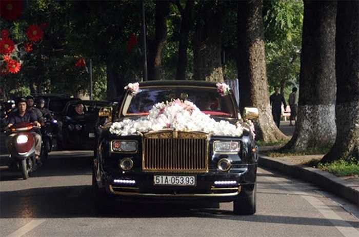 Nằm trong số những mẫu Rolls-Royce nổi tiếng nhất tại Việt Nam, chiếc Phantom có rất nhiều chi tiết được làm mới bằng vàng chứ không chỉ mạ vàng lên chi tiết cũ.