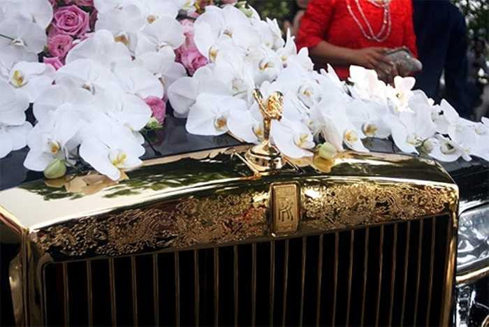 Các chi tiết được làm thủ công, tinh xảo với hình rồng uốn lượn.