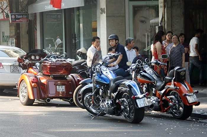 Ngoài ra còn có 3 mẫu môtô phân khối lớn, nổi bật là chiếc Harley-Davidson 3 bánh độc đáo.