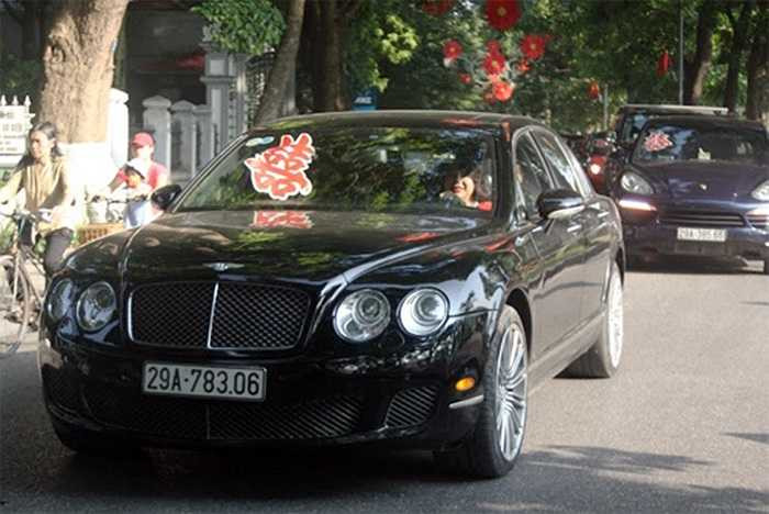 Trong đoàn rước dâu còn có một chiếc Bentley Continental Flying Spur.