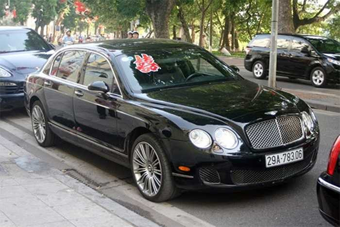 Flying Spur là mẫu sedan siêu sang của hãng xe Anh quốc.