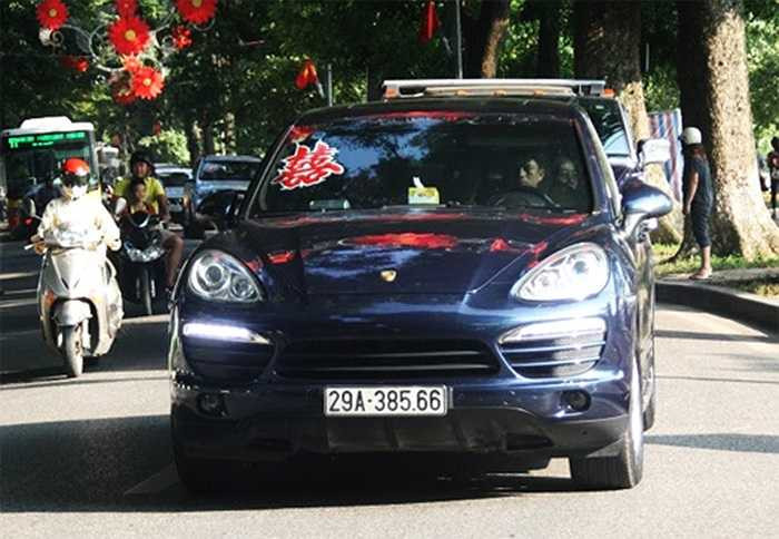 Chạy sau Flying Spur là mẫu thể thao Đức Porsche Cayenne.