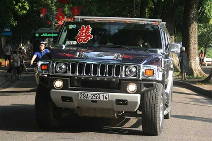 Mẫu xe hầm hố Mỹ Hummer H2 cũng có mặt trong đoàn xe rước dâu.