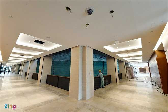 Tổng cộng có hơn 700 bộ cửa gỗ, các vách ngăn được sử dụng khung nhôm, vách kính mặt đứng, đóng tấm thạch cao và gia công tấm tường ốp gỗ với những mảng màu gần giống Trung tâm Hội nghị quốc gia Mỹ Đình.