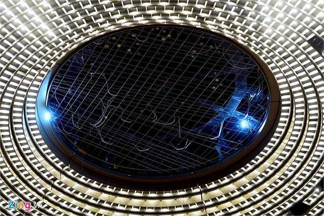 Các tầng 2 đến 5, các mặt sử dụng khung nhôm kính tận dụng nguồn ánh sáng trời.