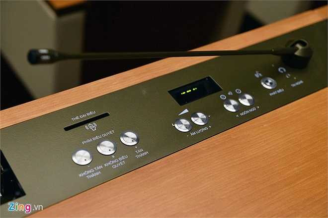 Khung xương bàn phòng họp quốc hội được gia công trong nước, ghế được gia công sản xuất tại Tây Ban Nha, thiết bị điện tử đặt và nhập từ nước ngoài. 