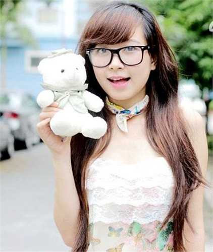 Buzi Nguyễn tên thật là Nguyễn Thị Kim Oanh, là một cô bạn xinh xắn tài năng của trường