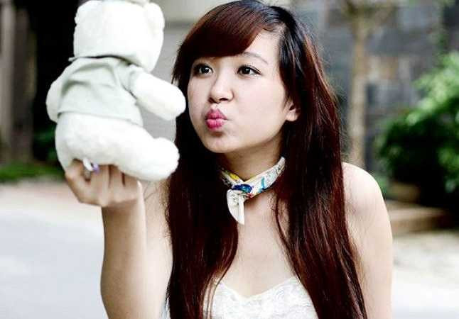 Cô gái này sinh năm 1993, đến từ quê hương Quảng Trị, hiện tại đang là sinh viên năm 2 khoa diễn viên Đại học Sân khấu điện ảnh.