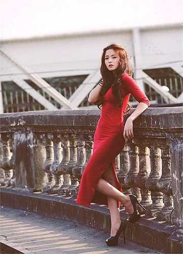 Ngô Lệ Quyên sở hữu một khuôn mặt nét, đôi mắt tròn xoe đáng yêu, khuôn miệng chúm chím và gương mặt bầu bĩnh dễ mến. 