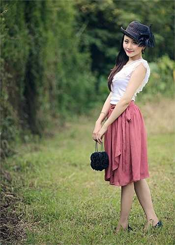 Quỳnh Trang từng là một nữ sinh tài năng và nổi bật Đại học Sân khấu điện ảnh. Sở hữu gương mặt sắc sảo, góc cạnh, Quỳnh Trang từng đạt danh hiệu Á khôi iMiss Thăng Long 2009.