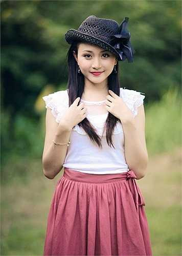 Tuy vậy thỉnh thoảng cô vẫn tham gia diễn xuất với vai trò là một diễn viên trẻ triển vọng. Những bộ phim Quỳnh Trang từng tham gia 'Một ngày làm dâu', 'Mùi cỏ cháy'...