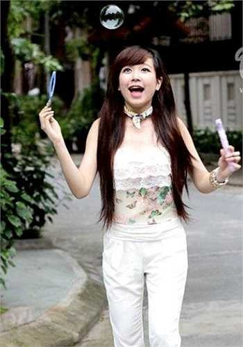 Cô bạn sở hữu ngoại hinh khá ấn tượng với nụ cười rất tươi và gương mặt thanh thoát. Nữ sinh này chính là diễn viên nữ trong clip 'Quê tôi Thanh Hóa' gây sốt cộng đồng mạng trước đây