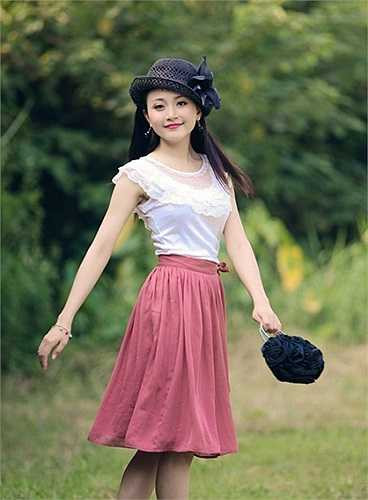 Trang chia sẻ: Ngày ấy, bố mẹ cho mình đi học đàn, vẽ vừa để giải trí, vừa để mình dễ cảm thụ cái đẹp… chứ không định hướng cho mình theo nghiệp múa. Nhưng có một lần, sau khi bố mẹ đưa học sinh trong đội văn nghệ ra Hà Nội thi, lần đó lại thiếu người nên bố mẹ cho mình vào cho đủ đội hình. Cũng chẳng hiểu sao mình bắt nhịp các động tác rất nhanh và từ đó, mình rất thích múa và theo nghiệp múa luôn.