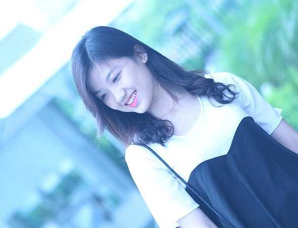 Cô chia sẻ: 'Em nghĩ đỗ được vào trường là may mắn lằm rồi nhưng không ngờ em lại đỗ thủ khoa. Khi biết được thông tinnày em hạnh phúc đến nỗi òa khóc'.