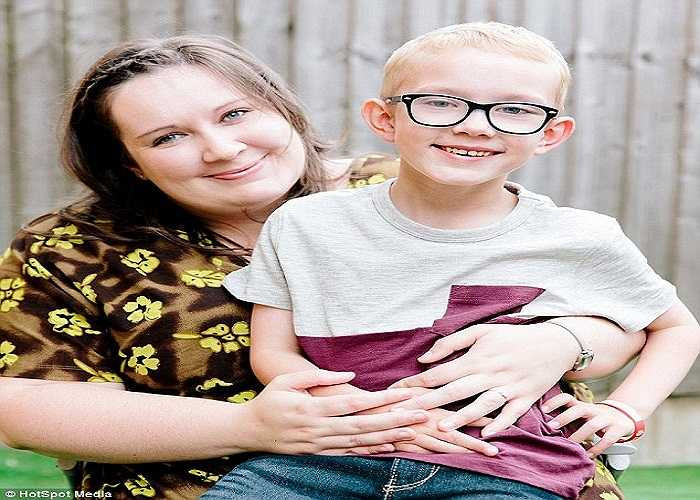 Dailymail cho hay, hai ngày sau khi bị dị ứng thuốc, bệnh nhân được chuyển tới bệnh viện Southampton. Và tại đây các bác sỹ chẩn đoán em mắc hội chứng Stevens-Johnson, căn bệnh làm 40% người mắc phải tử vong.