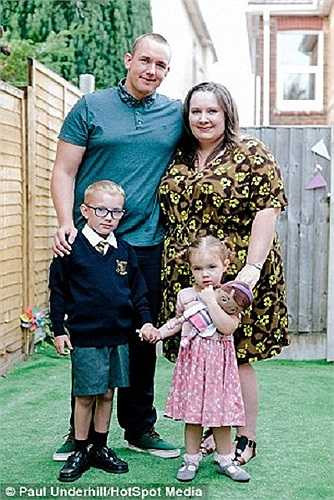 Được biết, hội chứng nguy hiểm Stevens-Johnson thường khiến da bệnh nhân trông như da rắn. May mắn đến với Stacey khi em được điều trị thành công sau 3 tuần nằm viện.