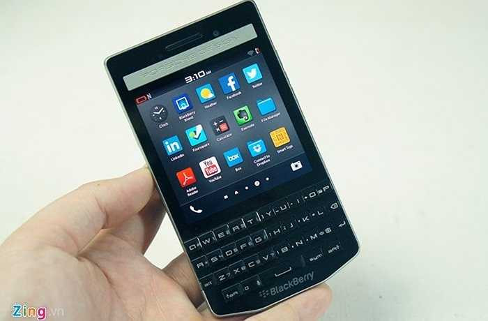 Máy bán ra kèm với hàng loạt phụ kiện như tai nghe cao cấp, các đầu sạc dành cho đầy đủ các thị trường khác nhau, sách hướng dẫn và một tấm vải mềm để lau màn hình.