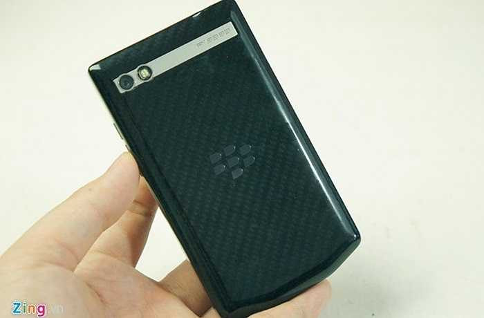 Theo anh Nguyễn Anh Văn - chủ cửa hàng CellPhoneS (đơn vị nhập về sản phẩm), dòng BlackBerry Porsche Design được người dùng trong nước khá ưa chuộng. Ngay ở thời điểm máy mới về nước, đã có nhiều khách hỏi mua. Trước đó, bản P'9981 đã bán được đến vài chục chiếc.