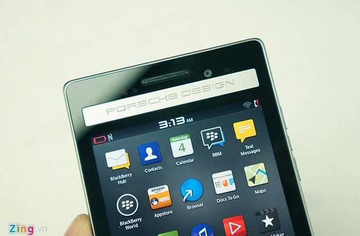 Đây là sản phẩm không dành cho người dùng phổ thông mà hướng đến những doanh nhân thành đạt. Model này lấy phần 'lõi' là chiếc BlackBerry Q10 với màn hình 3,1 inch, chip xử lý Qualcomm Snapdragon S4 Pro lõi kép tốc độ 1,5 GHz, màn hình 3,1 inch độ phân giải 720 x 720 pixel, camera sau 8 megapixel. Phía trên màn hình, máy được đính hẳn một tấm thép không gỉ, có khắc dòng chữ Porsche Design.