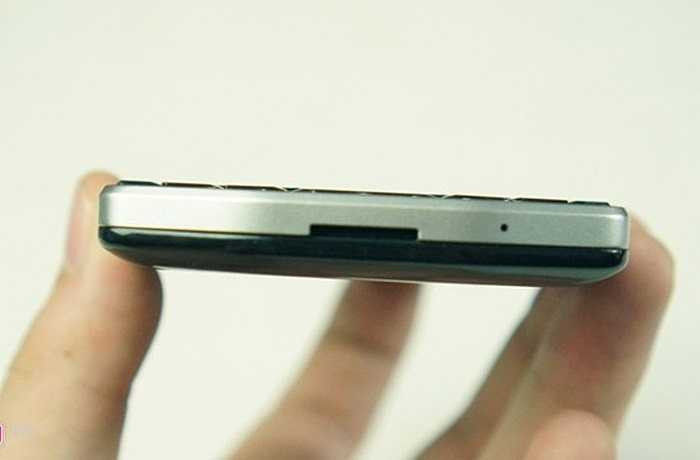 Mặt sau có một tấm thép tương tự, đính cùng với cụm camera và đèn flash. Mặt lưng của máy dùng chất liệu sợi thủy tinh dạng vân carbon bóng, khá bám vân tay, thay vì chất liệu da như thế hệ trước.