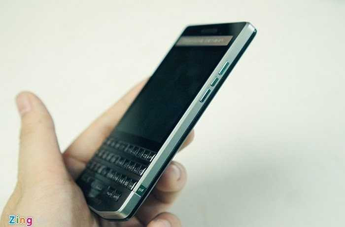 Cạnh trên của máy được làm vuông vức