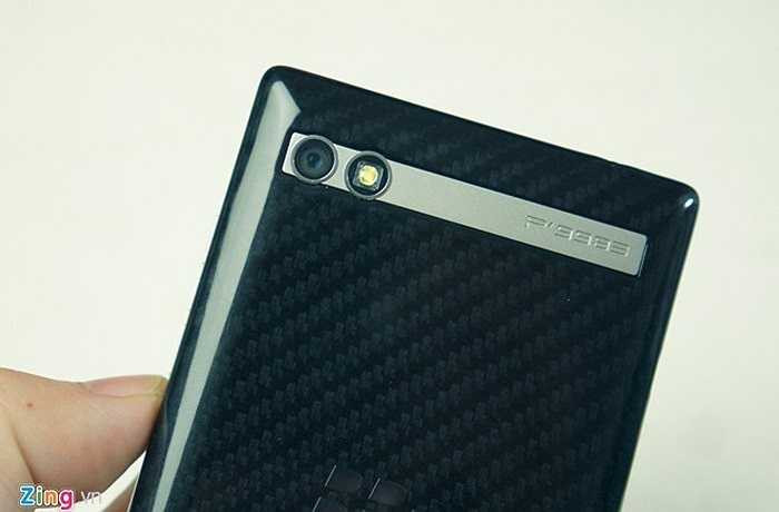 trong khi cạnh dưới lại hơi bo, tạo cảm giác lạ lẫm và cá tính.