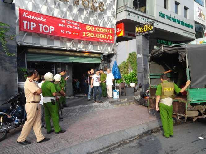 Hàng chục nam nữ hò hét bất thường trong quán karaoke