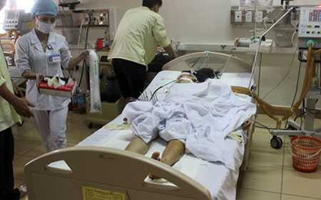 Phẫn nộ 'xe điên' kéo lê thai phụ 50m rồi bỏ chạy