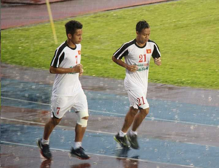 Hồng Duy và Ksor Úc phải tập giáo án riêng trong buổi tập chiều qua (ảnh: Hoàng Tùng)