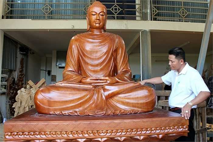 Một bức tượng phật cao gần 2m có giá 300 triệu đồng đã hoàn thiện và đang chờ giao cho khách.