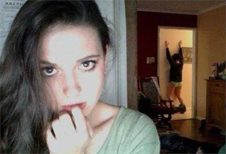 Bức ảnh tự sướng của cô gái xinh đẹp sẽ không có gì đáng nói nếu như không để lộ khung cảnh mặc thiếu vải của một người bạn ở đằng sau. 