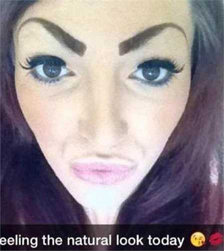 Tương tự, nữ sinh trong ảnh được cho là một trong những cô gái đáng ghét nhất năm chỉ vì chia sẻ của mình. Với vẻ ngoài trang điểm cầu kỳ, lòe loẹt, song cô lại khoe cô để mặt mộc, tự nhiên khiến mọi người không khỏi ngán ngẩm. 