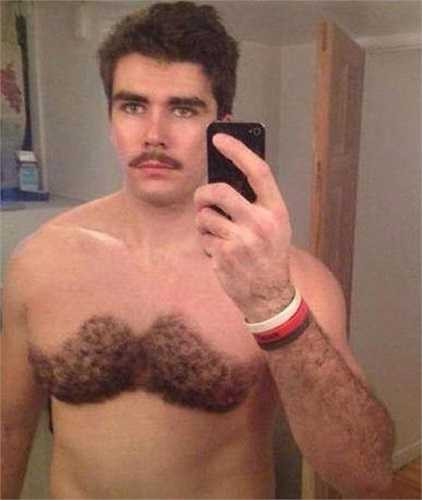 Với khuôn mặt điển trai, đầy nam tính, anh chàng này vì thế bị mất điểm khi tạo dáng cùng thân hình được 'tỉa tót' điệu đà, không giống ai. Sau khi được chia sẻ trên trang cá nhân, bức ảnh tự sướng nhanh chóng vào top những tấm hình bị ghét, phản cảm nhất.
