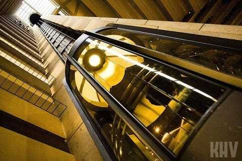 Bí kíp quan trọng giúp bạn sống khi thang máy rơi tự do