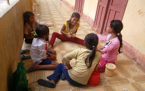 Các em chơi trước hiên lớp để chờ học buổi chiều.