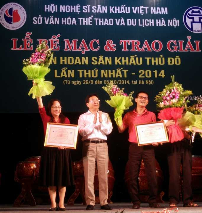 Cánh chim trắng trong đêm