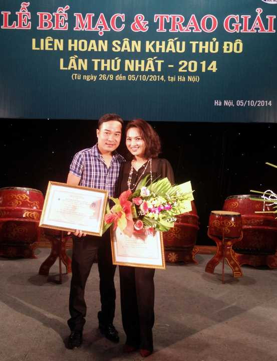 Cánh chim trắng trong đêm