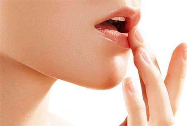 Dưỡng môi: Sử dụng dầu dừa như son dưỡng môi mang lại hiệu quả tuyệt vời, làm mềm môi rất thích hợp với bạn nào phải làm việc trong phòng điều hòa và thời tiết khô hanh.