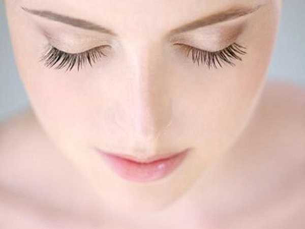 Làm dài mi: Trước khi đi ngủ, dùng tăm bông chấm 1 ít dầu dừa rồi chuốt lên mi như chuốt mascara, để qua 1 đêm sáng dậy rửa mặt bình thường. Dùng hằng ngày mi sẽ dài ra trông thấy. 