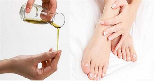 Dưỡng móng: Thoa dầu dừa đều khắp vùng tay và móng, massage khoảng 5-10 phút trước khi đi ngủ sau đó dùng khăn tay thấm nhẹ. Biện pháp đơn giản này sẽ giúp móng tay chắc khỏe hơn đôi tay luôn mềm mại mịn màng.